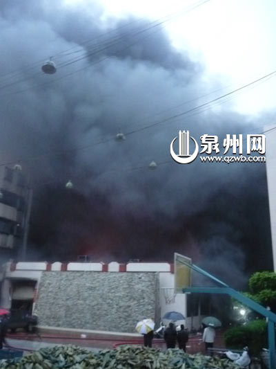 晋江陈埭爱乐体育用品公司发生火灾现场